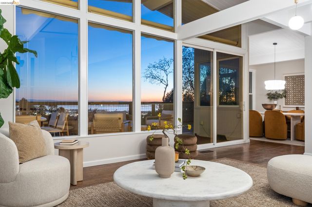 1925 Manzanita Dr, Oakland, CA 94611