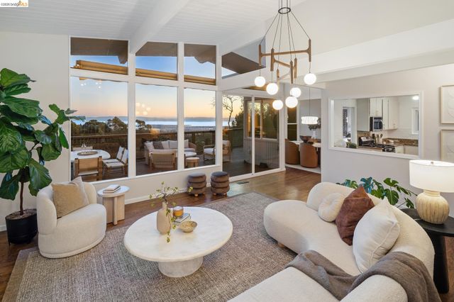 1925 Manzanita Dr, Oakland, CA 94611