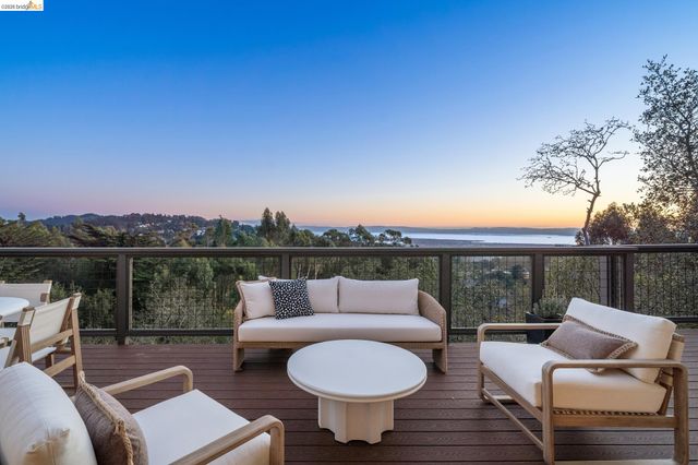 1925 Manzanita Dr, Oakland, CA 94611