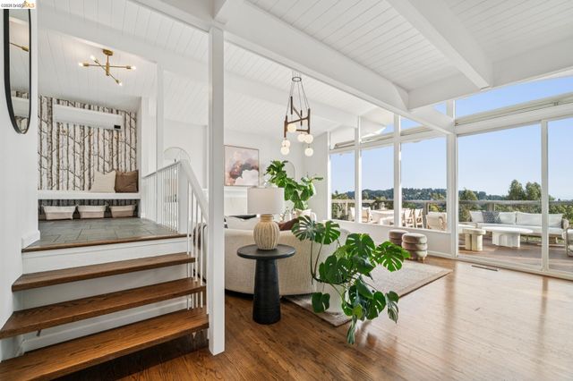 1925 Manzanita Dr, Oakland, CA 94611