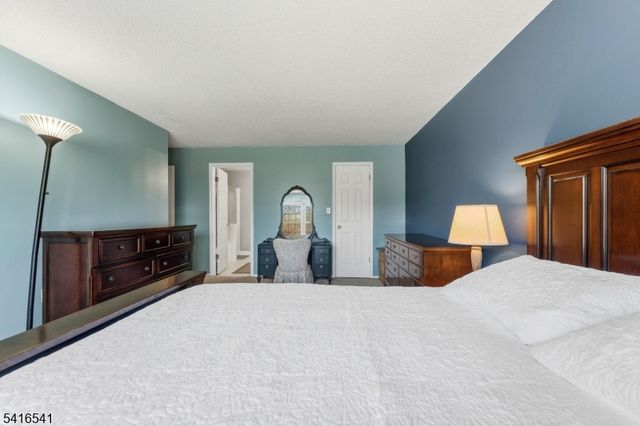 639 Magnolia Ln, Branchburg Twp., NJ 08876