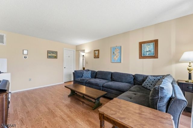 639 Magnolia Ln, Branchburg Twp., NJ 08876