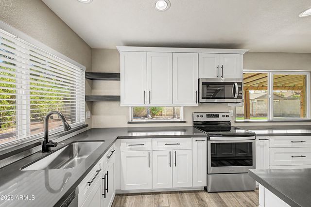 1355 W LOBO Avenue, Mesa, AZ 85202