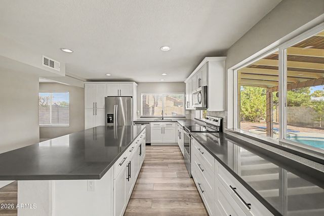 1355 W LOBO Avenue, Mesa, AZ 85202