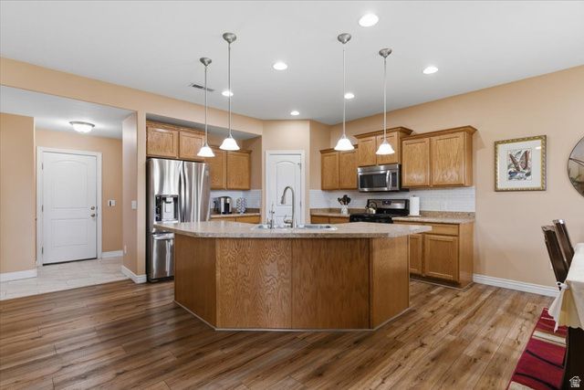 937 FARNHAM DR, North Salt Lake, UT 84054