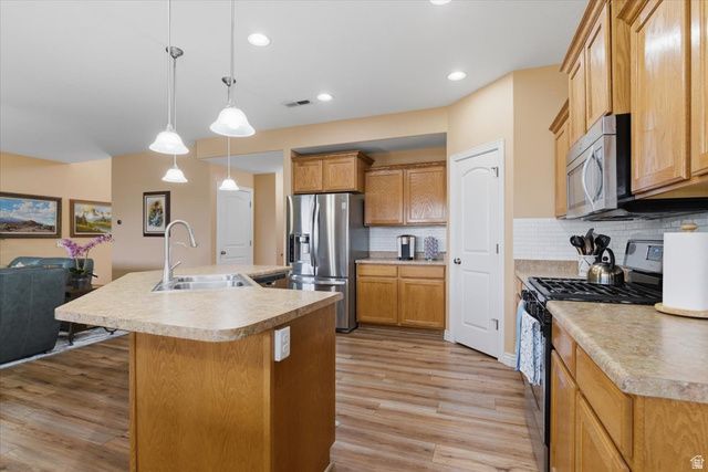 937 FARNHAM DR, North Salt Lake, UT 84054