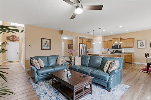 937 FARNHAM DR, North Salt Lake, UT 84054