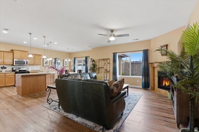 937 FARNHAM DR, North Salt Lake, UT 84054