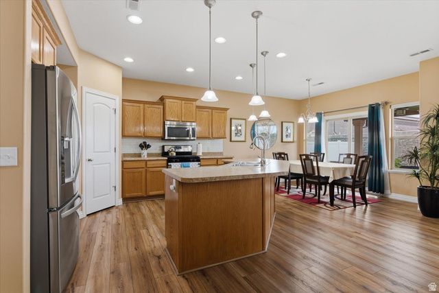 937 FARNHAM DR, North Salt Lake, UT 84054