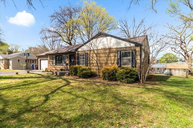 2105 SW Walnut Street, Blue Springs, MO 64015