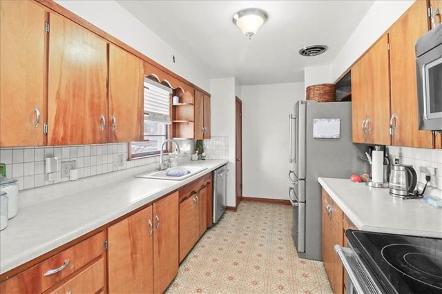 2105 SW Walnut Street, Blue Springs, MO 64015