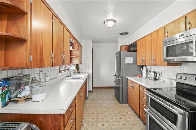 2105 SW Walnut Street, Blue Springs, MO 64015