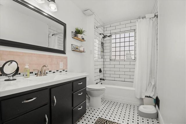 2105 SW Walnut Street, Blue Springs, MO 64015