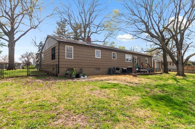 2105 SW Walnut Street, Blue Springs, MO 64015