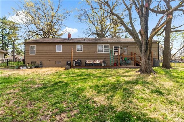 2105 SW Walnut Street, Blue Springs, MO 64015