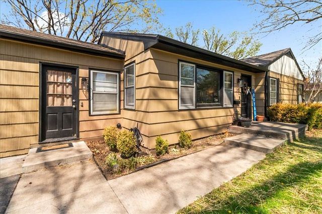 2105 SW Walnut Street, Blue Springs, MO 64015