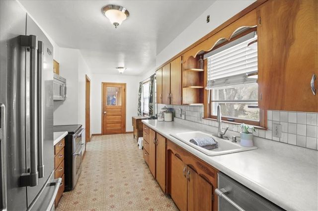 2105 SW Walnut Street, Blue Springs, MO 64015