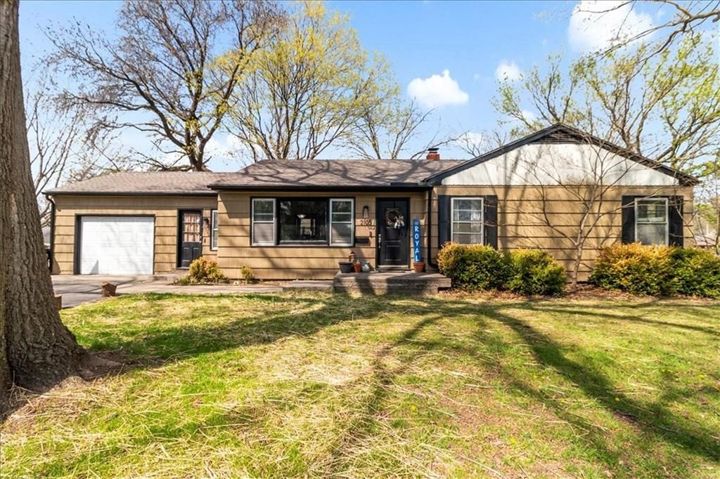 2105 SW Walnut Street, Blue Springs, MO 64015