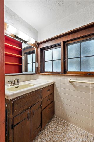 735 Renshaw Avenue, Clawson, MI 48017