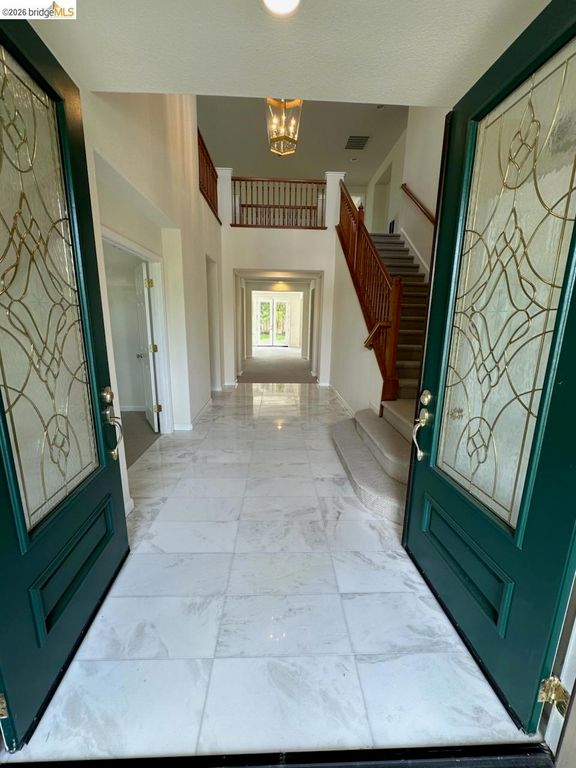 Image 4 of property listing at 1050 Overland Place, Vacaville, CA 95687