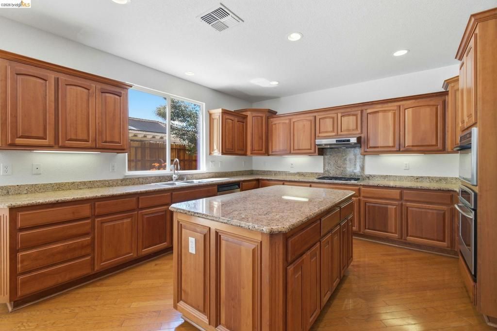 Image 7 of property listing at 1050 Overland Place, Vacaville, CA 95687