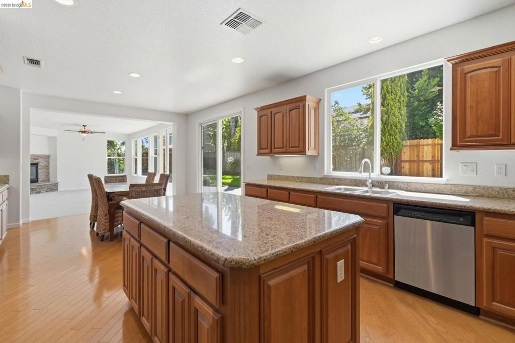 Image 8 of property listing at 1050 Overland Place, Vacaville, CA 95687