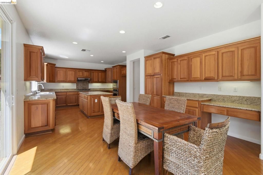 Image 9 of property listing at 1050 Overland Place, Vacaville, CA 95687