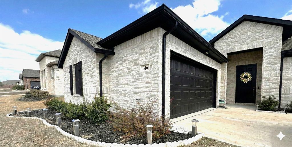 316 Creighton Avenue, Red Oak, TX 75154