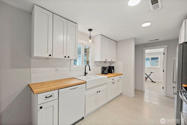 2949 S Bay Road NE, Olympia, WA 98506