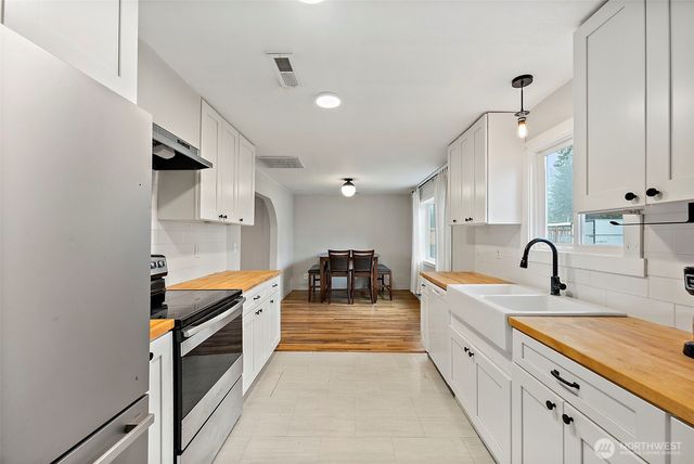 2949 S Bay Road NE, Olympia, WA 98506