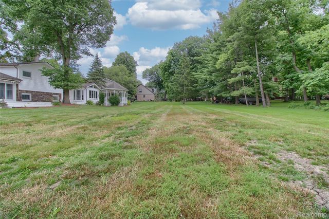 8695 Stout Avenue, Grosse Ile Township, MI 48138