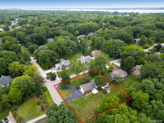 8695 Stout Avenue, Grosse Ile Township, MI 48138