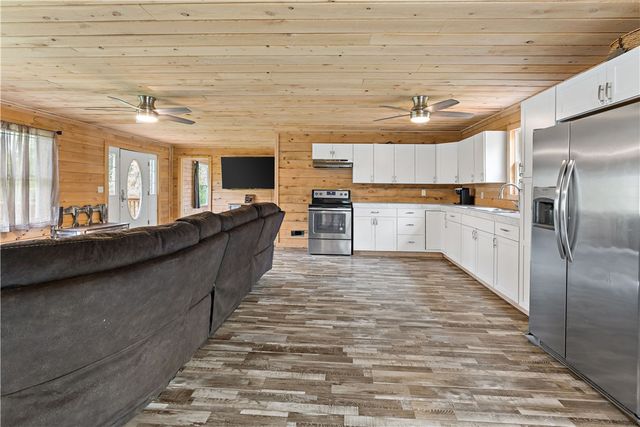 2629 River Dr, Jamestown, PA 16134