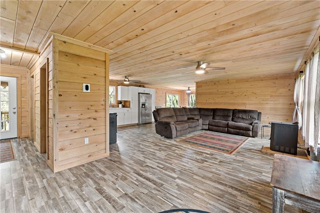 2629 River Dr, Jamestown, PA 16134