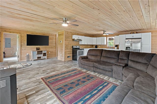 2629 River Dr, Jamestown, PA 16134