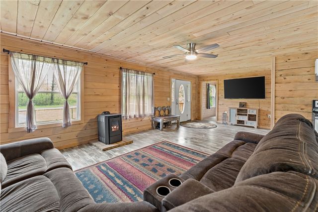 2629 River Dr, Jamestown, PA 16134