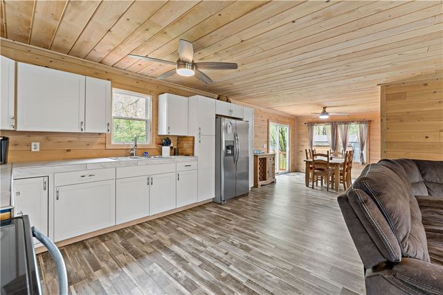 2629 River Dr, Jamestown, PA 16134