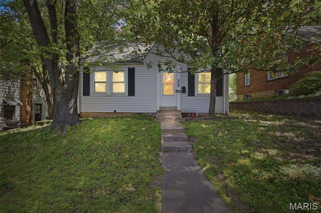748 N Laclede Station Road, Webster Groves, MO 63119