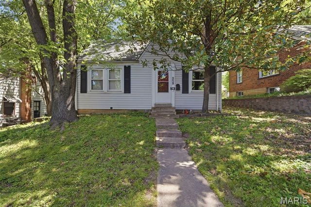 748 N Laclede Station Road, Webster Groves, MO 63119