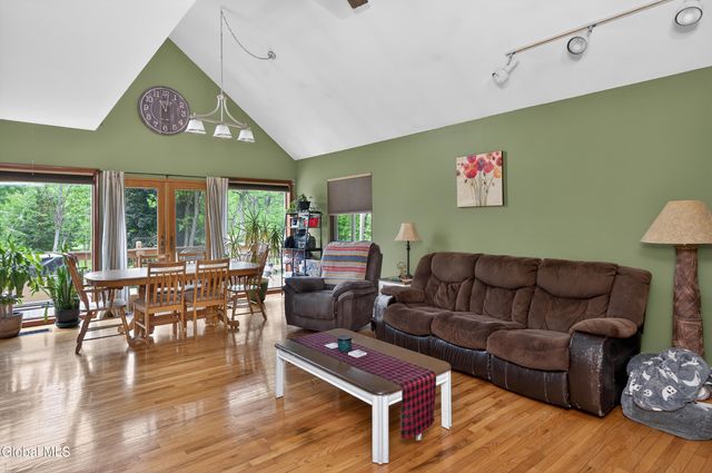 34 Guy Lane, New Baltimore, NY 12124