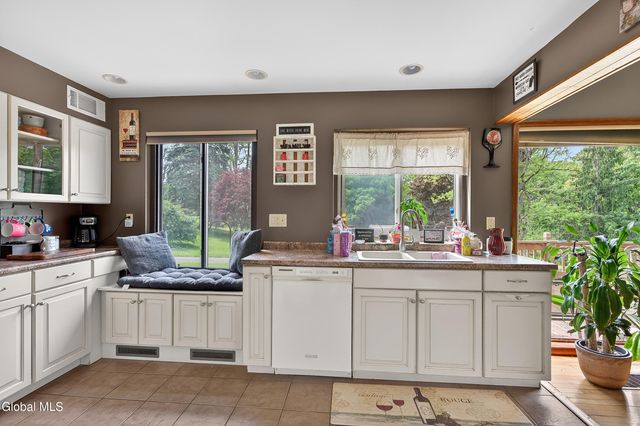 34 Guy Lane, New Baltimore, NY 12124