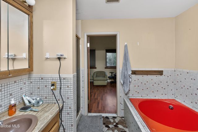 34 Guy Lane, New Baltimore, NY 12124