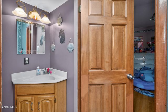 34 Guy Lane, New Baltimore, NY 12124
