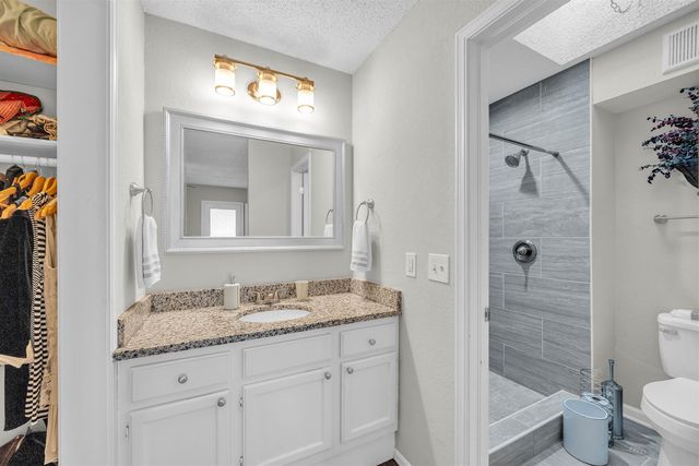 6918 E Rushwood Cir, Wichita, KS 67226