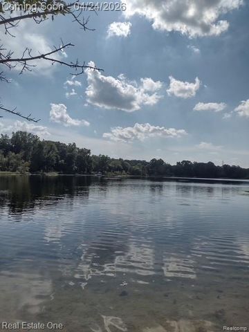 4555 Arrowhead, West Bloomfield, MI 48323