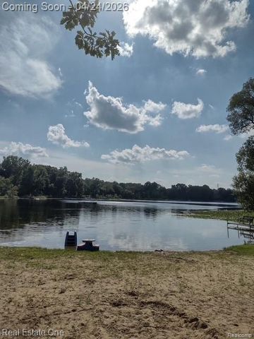 4555 Arrowhead, West Bloomfield, MI 48323