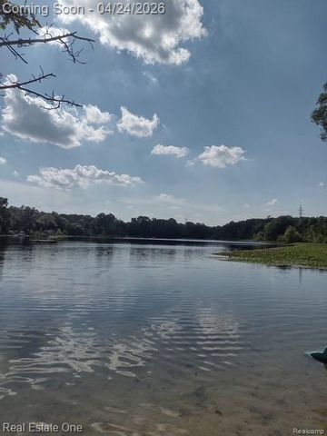 4555 Arrowhead, West Bloomfield, MI 48323