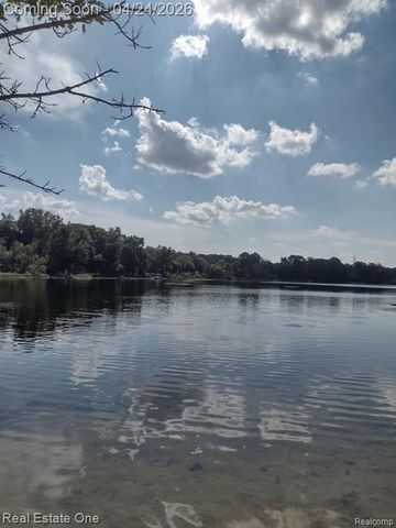 4555 Arrowhead, West Bloomfield, MI 48323