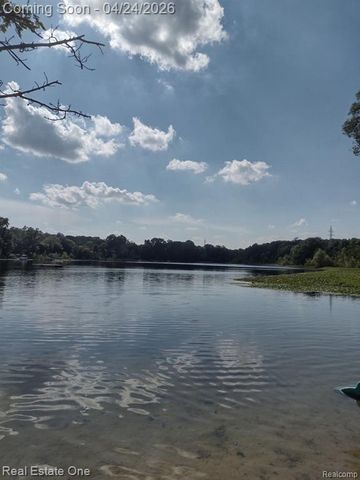 4555 Arrowhead, West Bloomfield, MI 48323