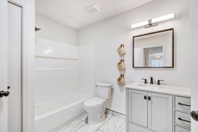 1790 Donegal Drive 5, Woodbury, MN 55125